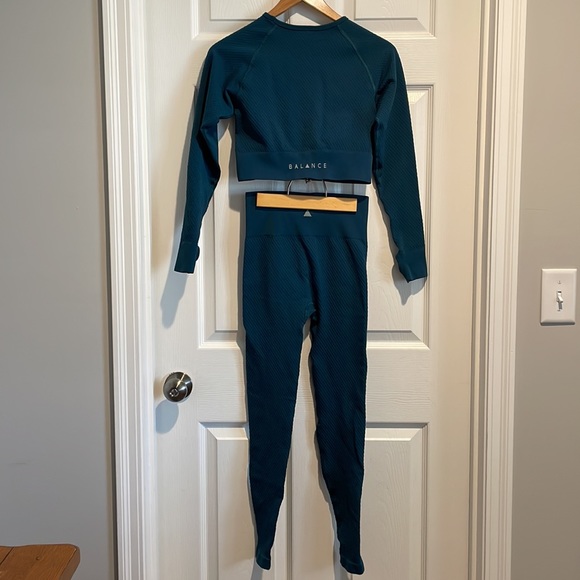 Balance crop top and leggings set, Size Medium - Picture 5 of 13
